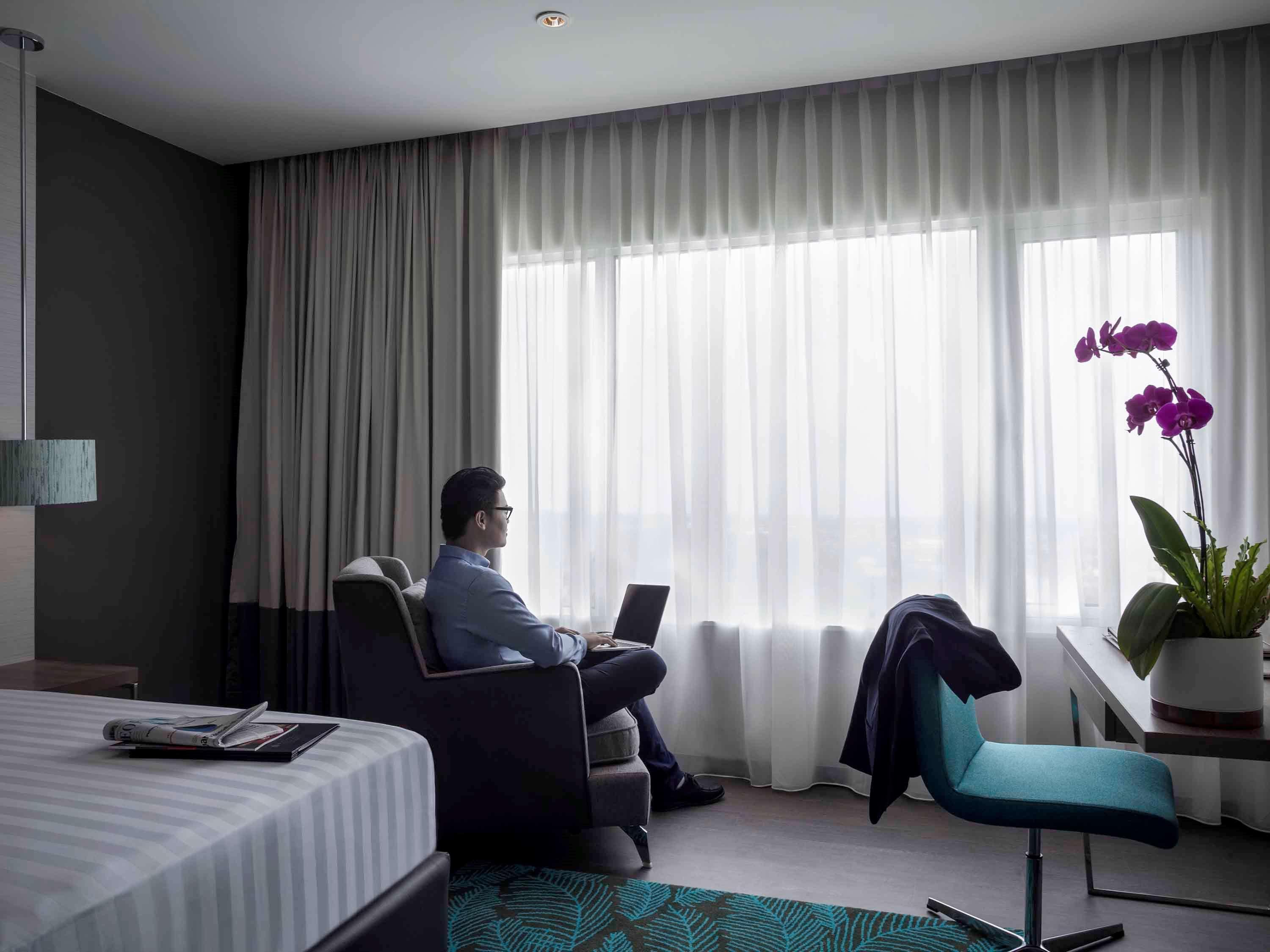 Pullman Miri Waterfront Hotell Exteriör bild A room at the hotel