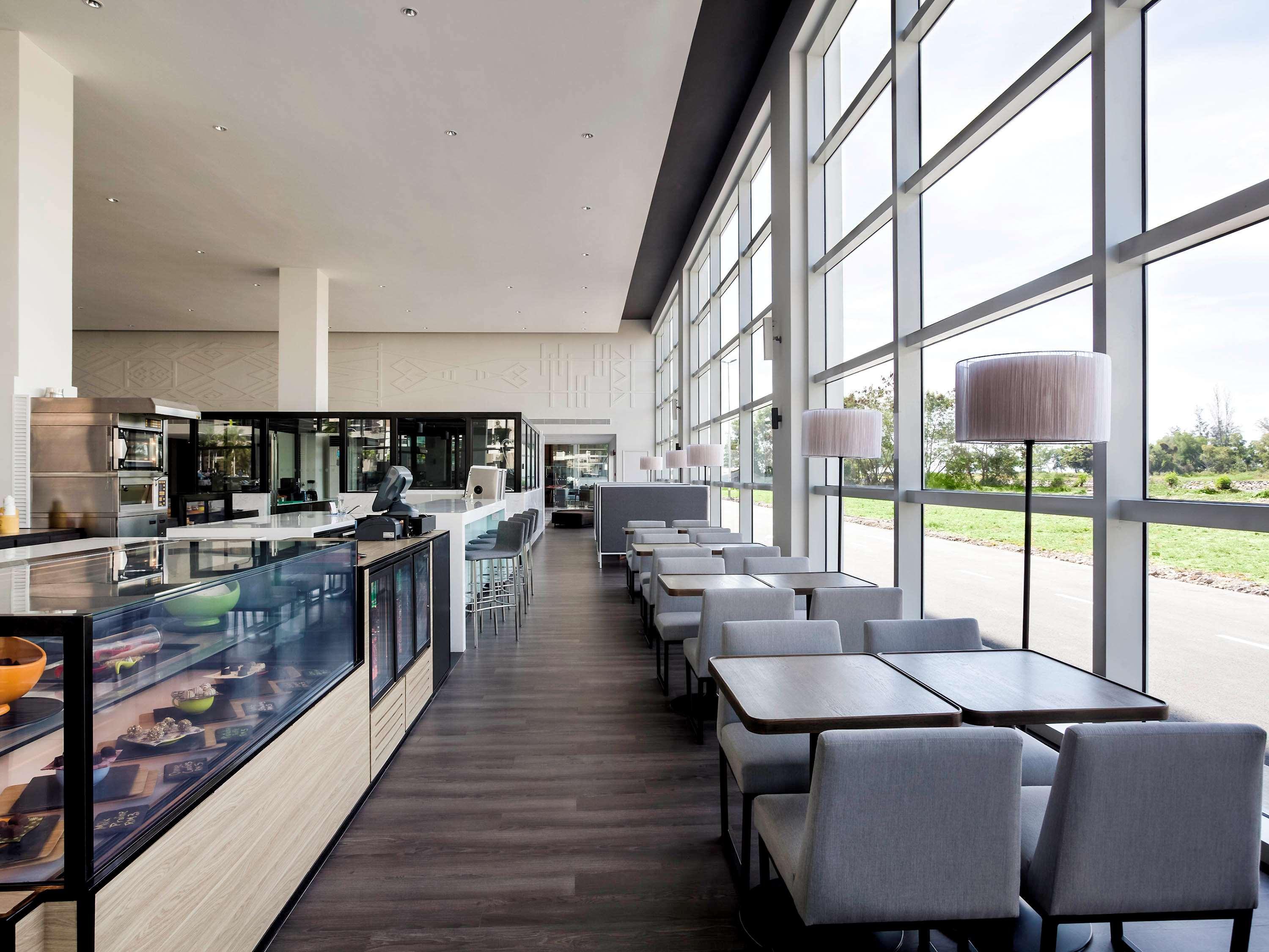 Pullman Miri Waterfront Hotell Exteriör bild The interior of the restaurant