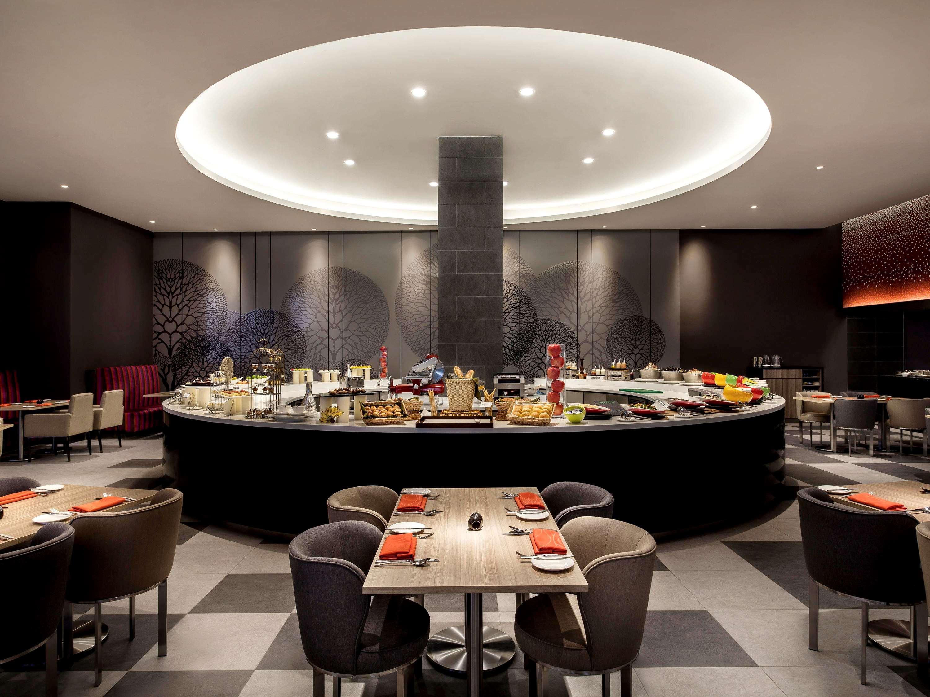 Pullman Miri Waterfront Hotell Exteriör bild The restaurant