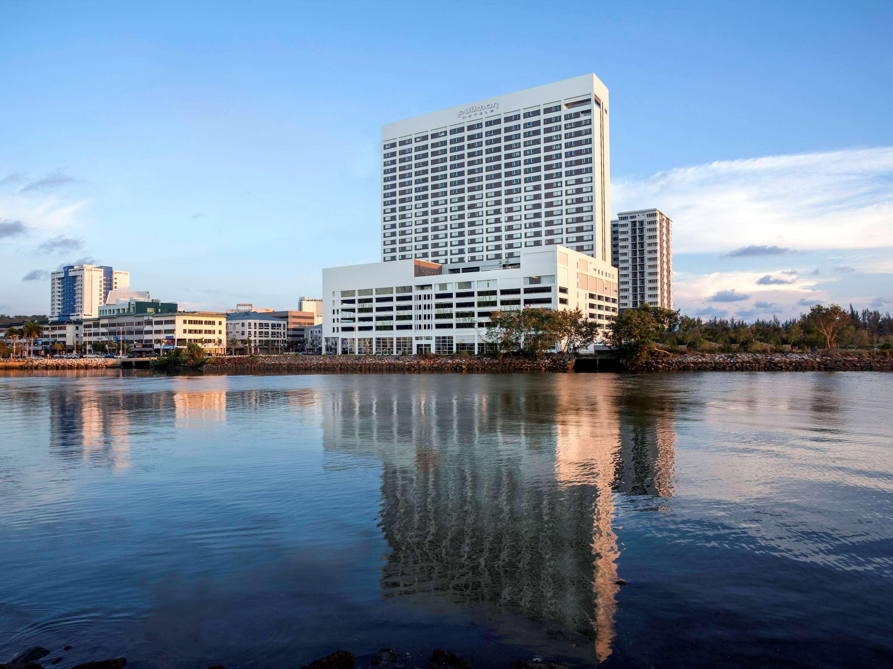 Pullman Miri Waterfront Hotell Exteriör bild The Harbor Tower