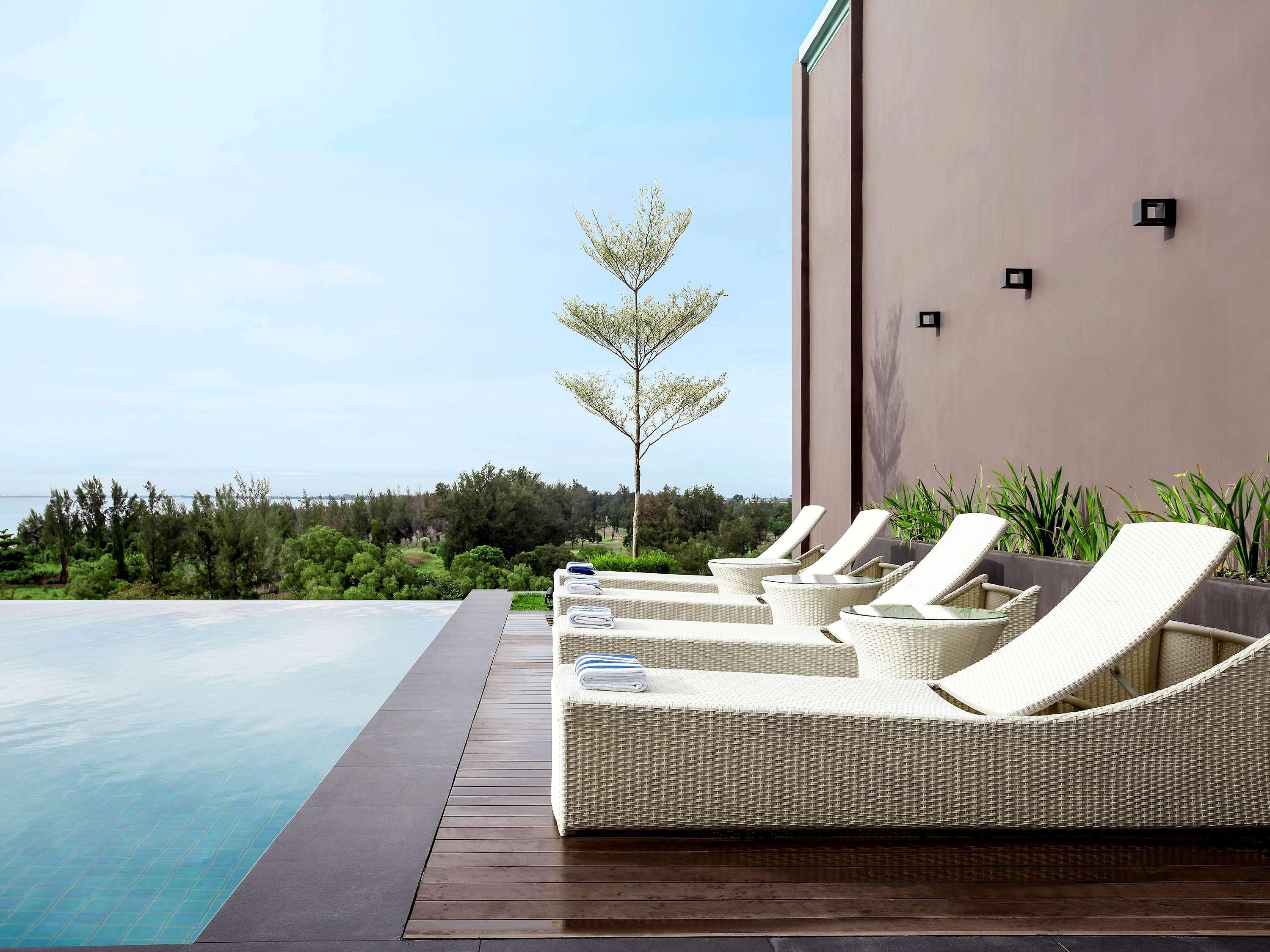 Pullman Miri Waterfront Hotell Exteriör bild The pool at the hotel