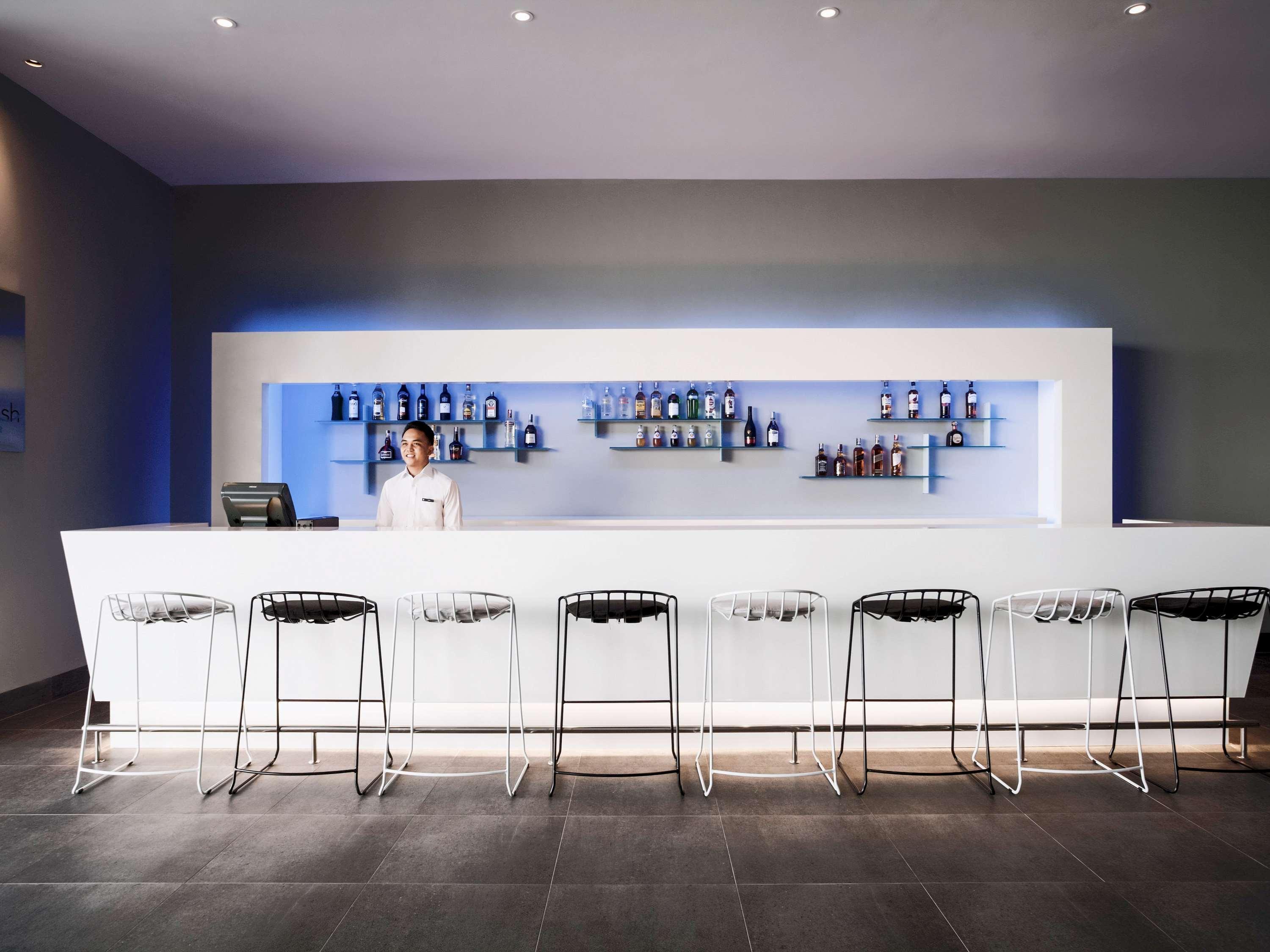 Pullman Miri Waterfront Hotell Exteriör bild The bar at the lounge