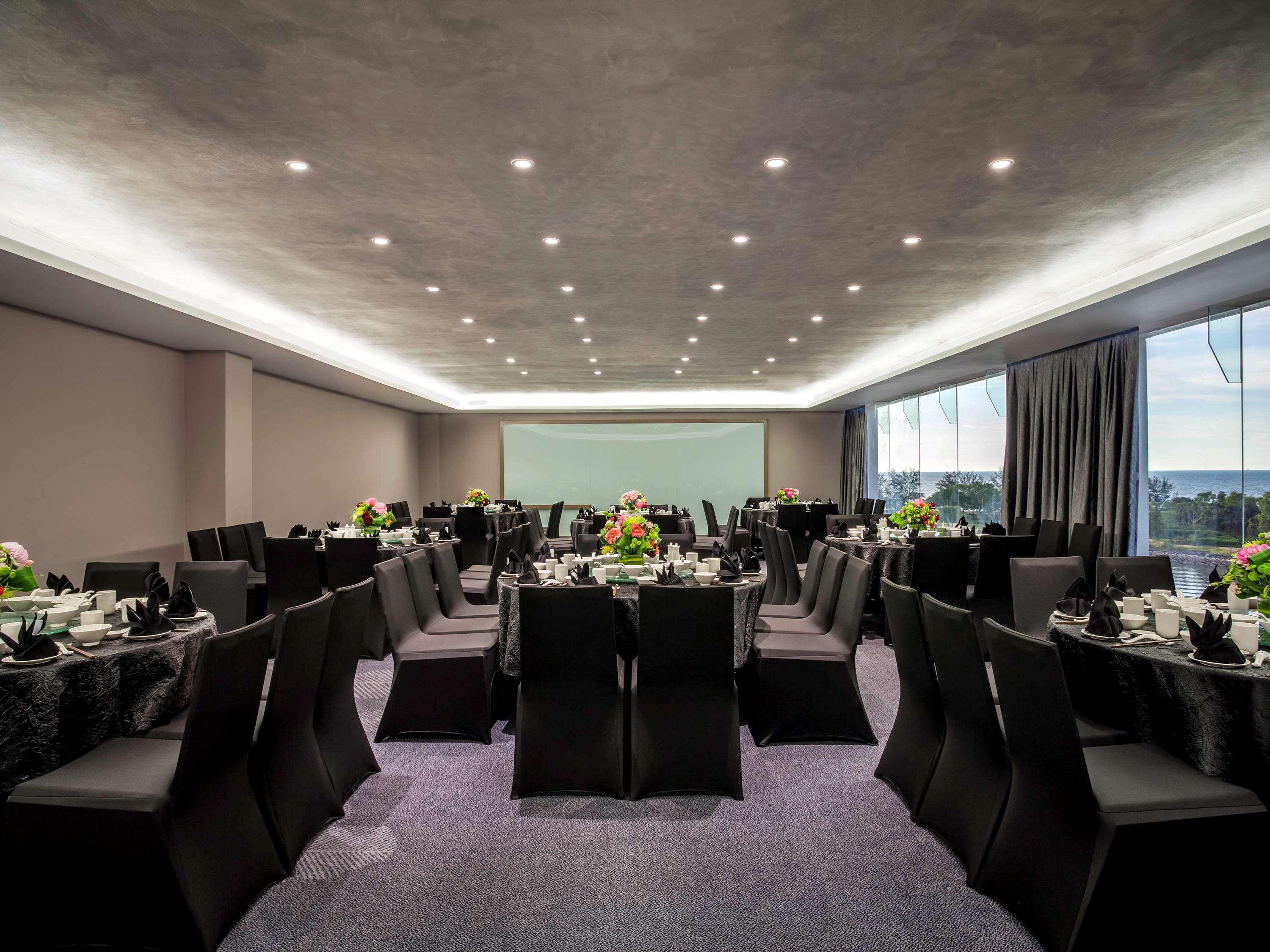 Pullman Miri Waterfront Hotell Exteriör bild The meeting room
