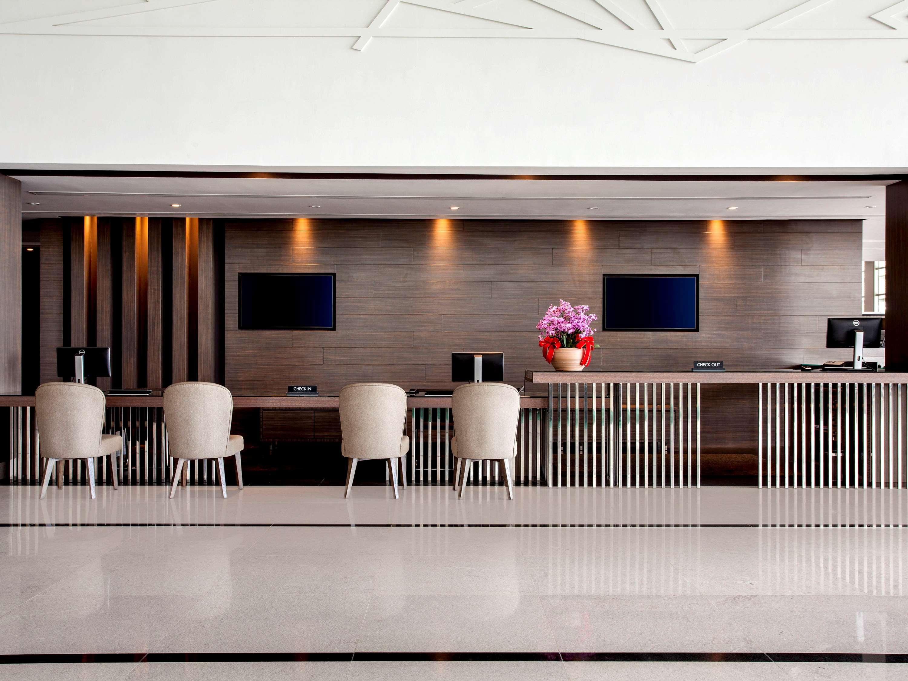 Pullman Miri Waterfront Hotell Exteriör bild The lobby of the hotel