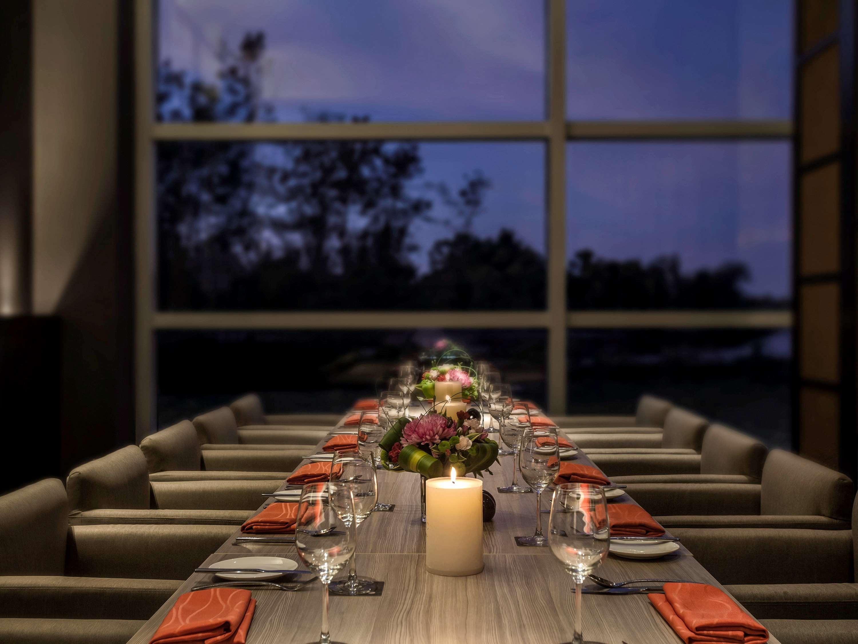 Pullman Miri Waterfront Hotell Exteriör bild The Club at Changi Airport