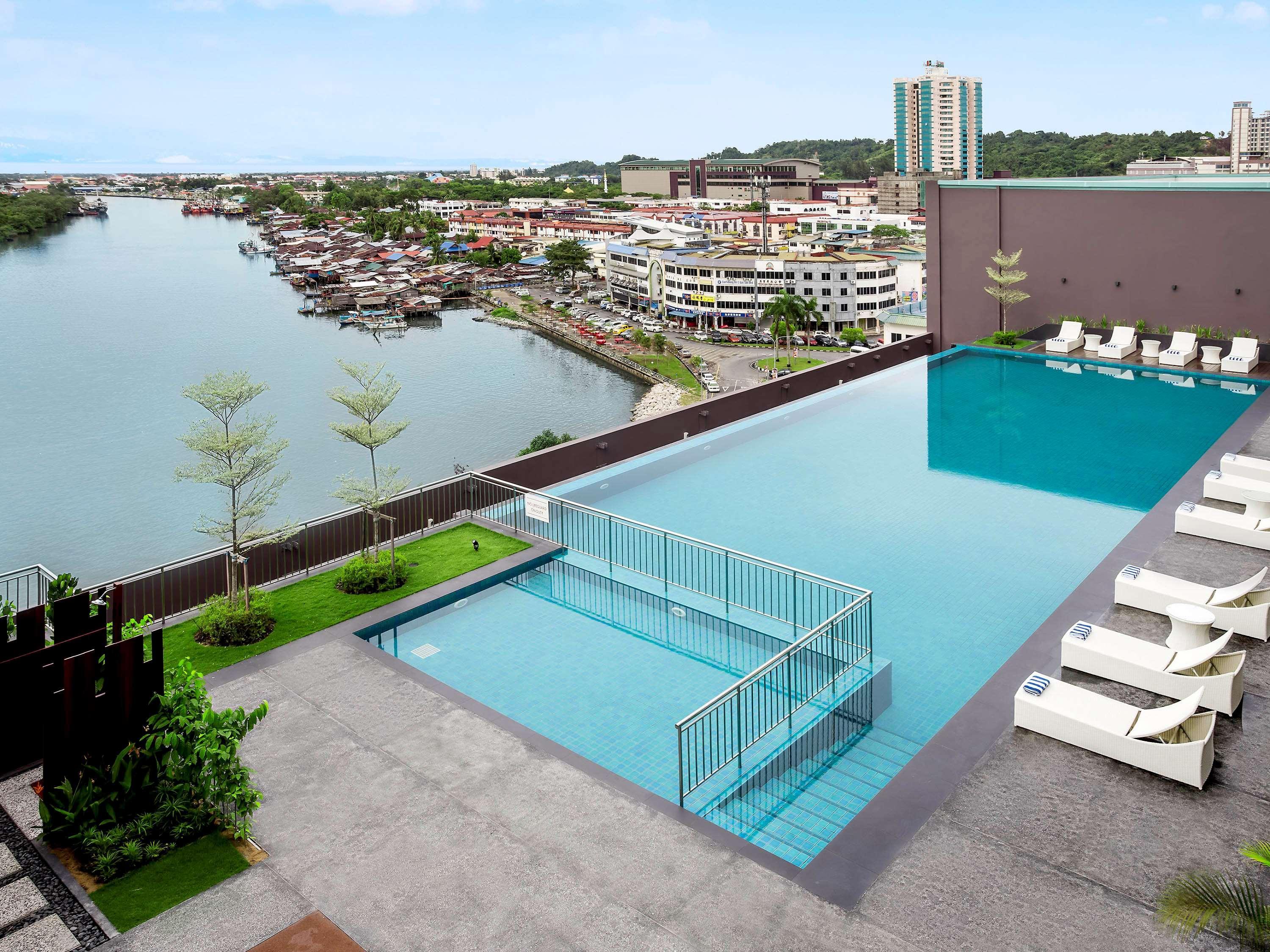 Pullman Miri Waterfront Hotell Exteriör bild Infinity pool at the top of the hotel