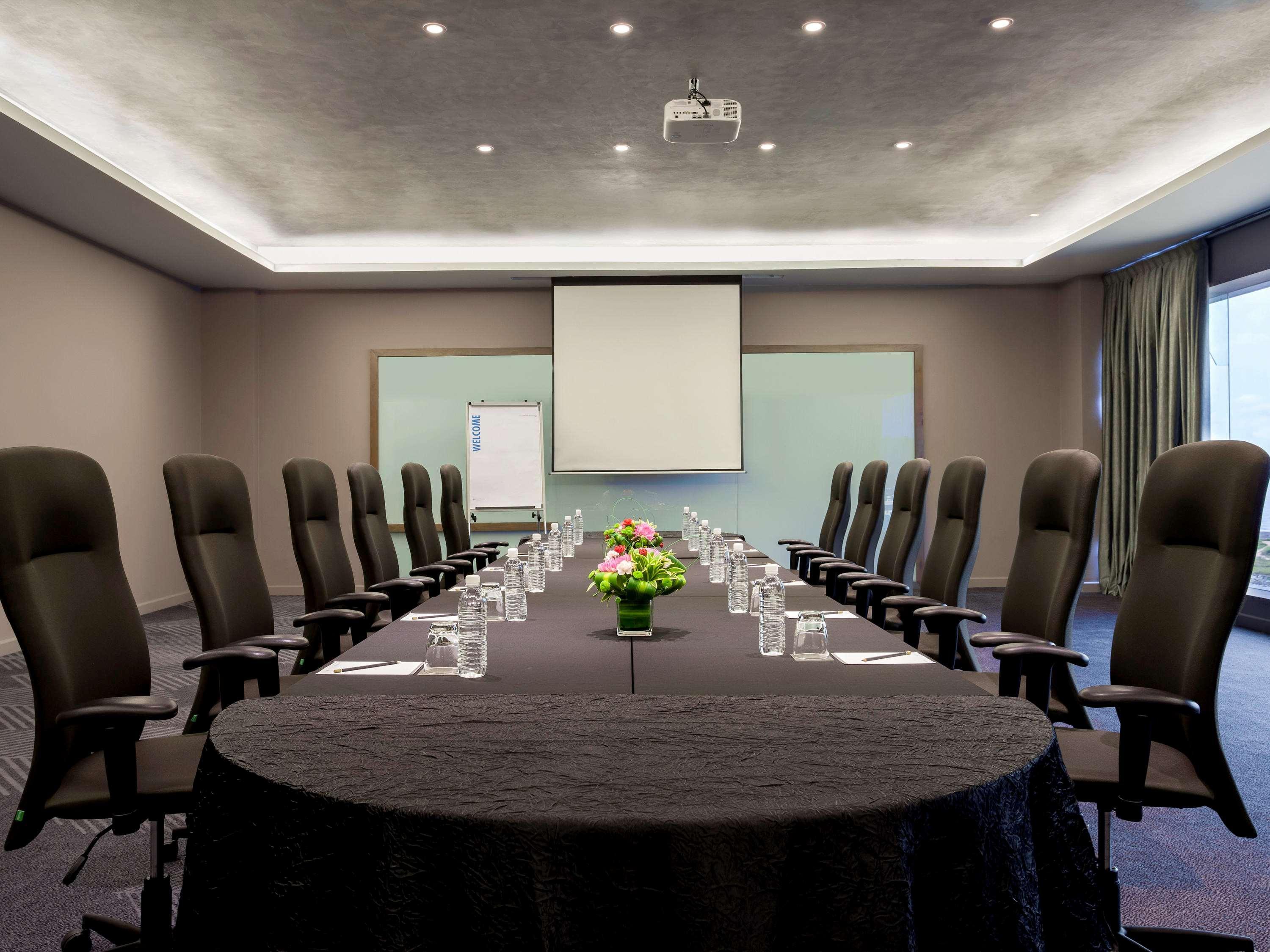 Pullman Miri Waterfront Hotell Exteriör bild Meeting room