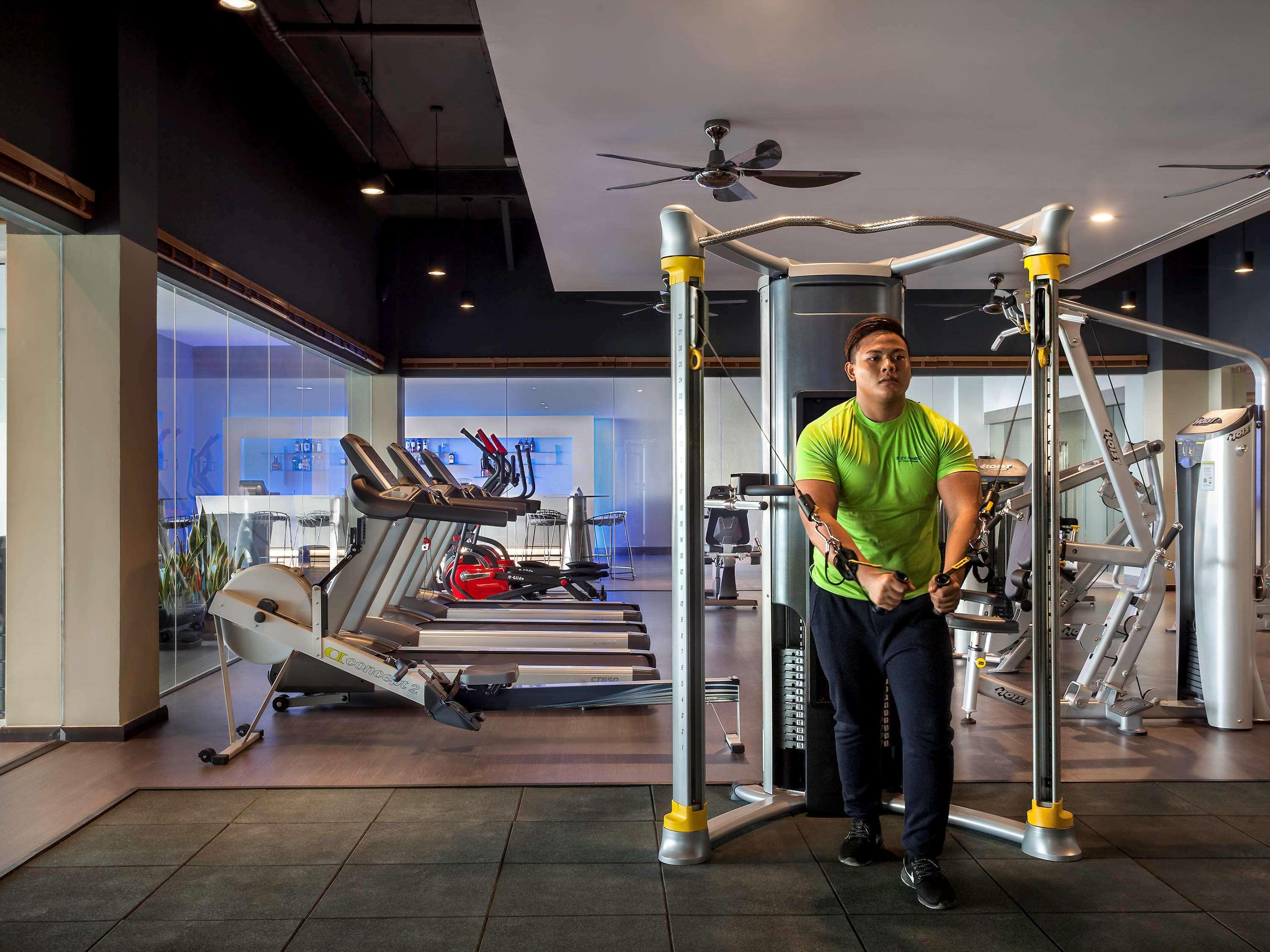 Pullman Miri Waterfront Hotell Exteriör bild A man doing dips on a parallel bar