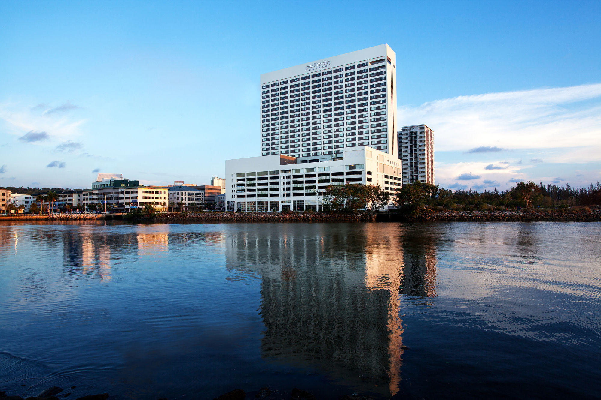 Pullman Miri Waterfront Hotell Exteriör bild The hotel in 2011