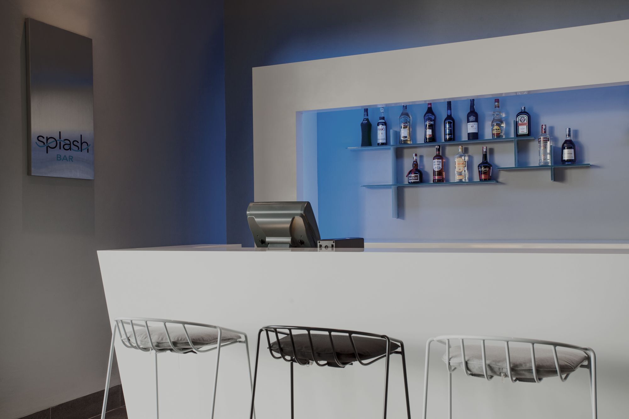 Pullman Miri Waterfront Hotell Exteriör bild Splash Bar