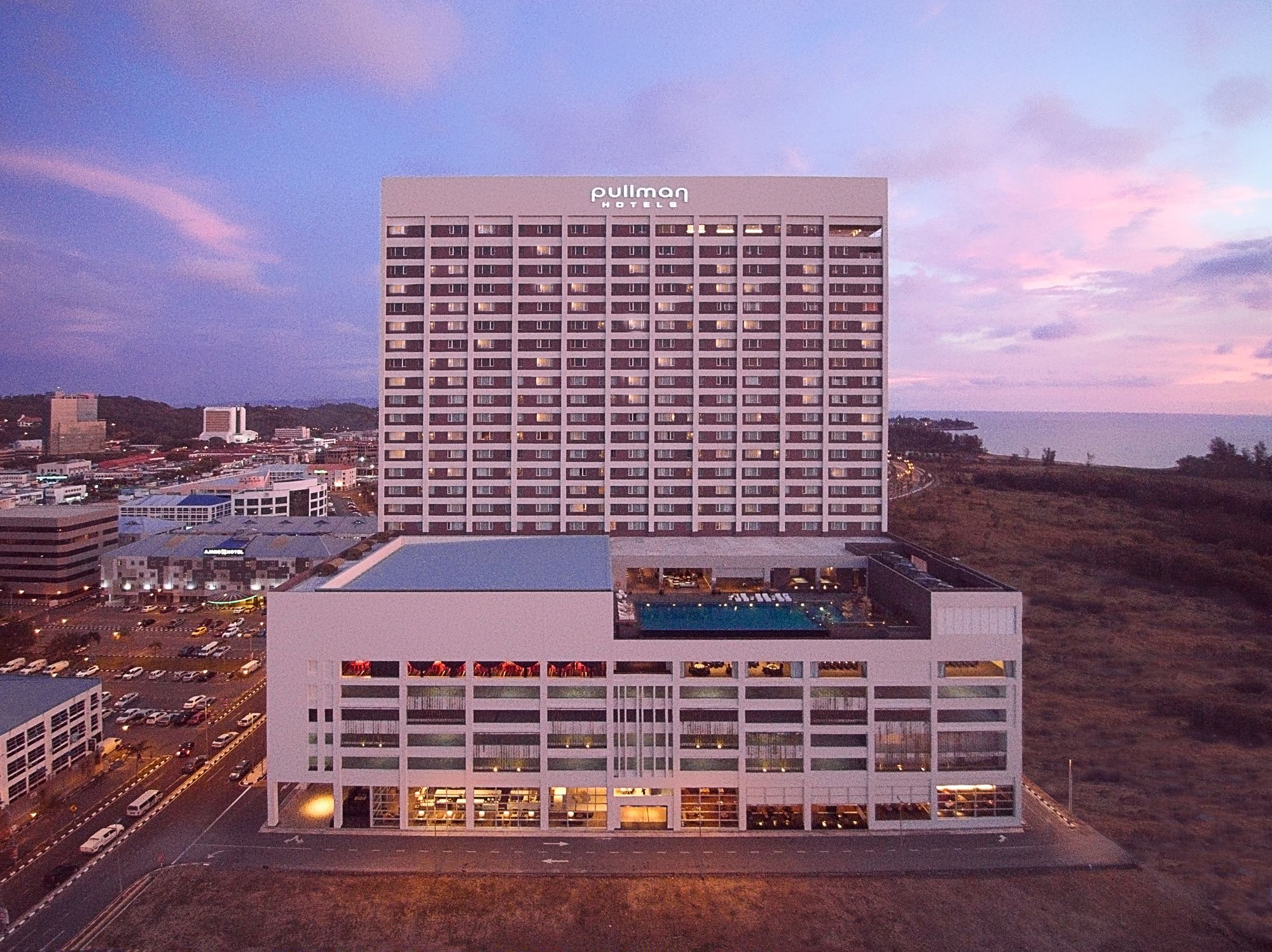 Pullman Miri Waterfront Hotell Exteriör bild The hotel in 2015