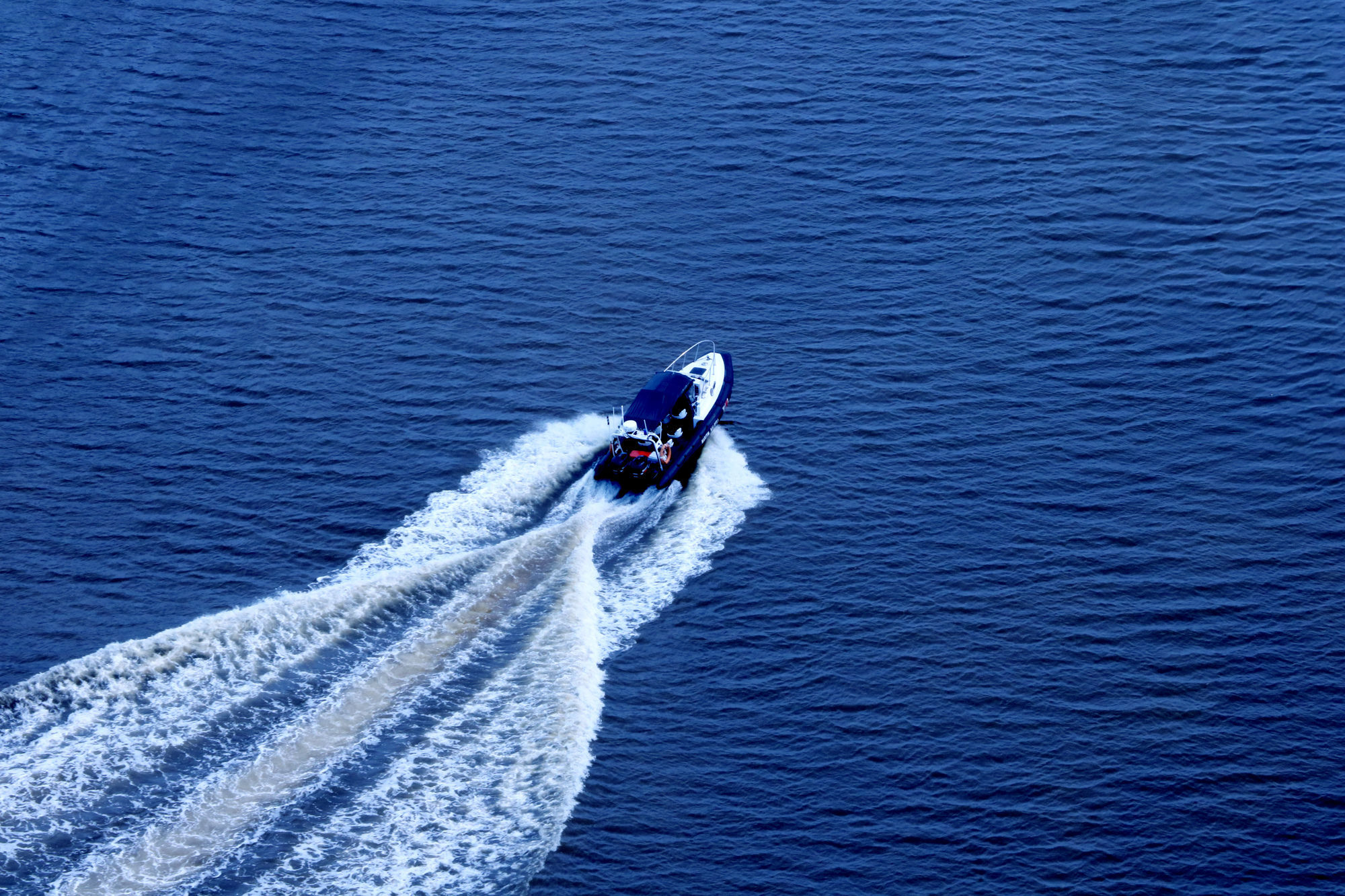 Pullman Miri Waterfront Hotell Exteriör bild A speedboat