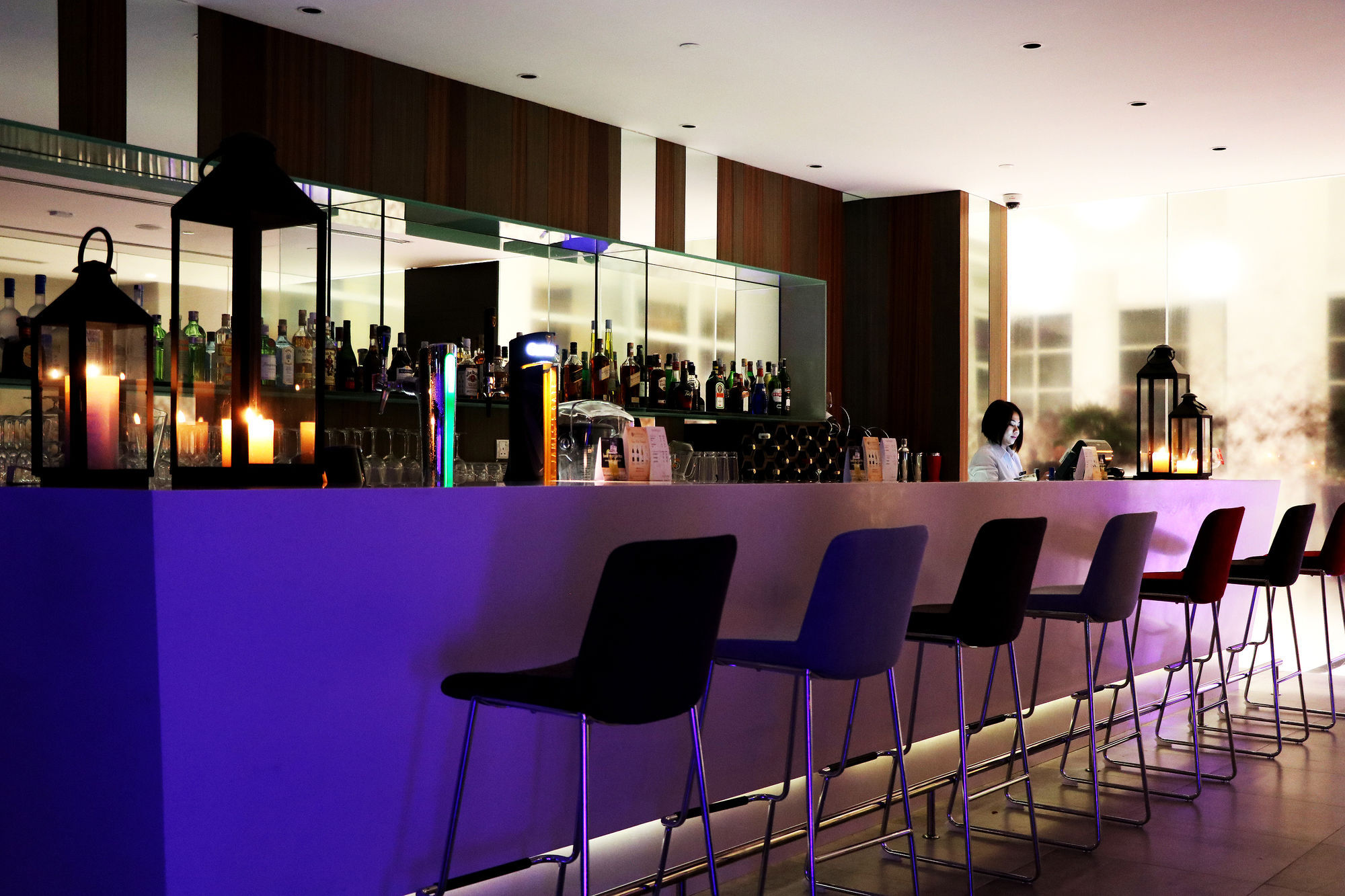 Pullman Miri Waterfront Hotell Exteriör bild The bar at the 100 Queen's Gate