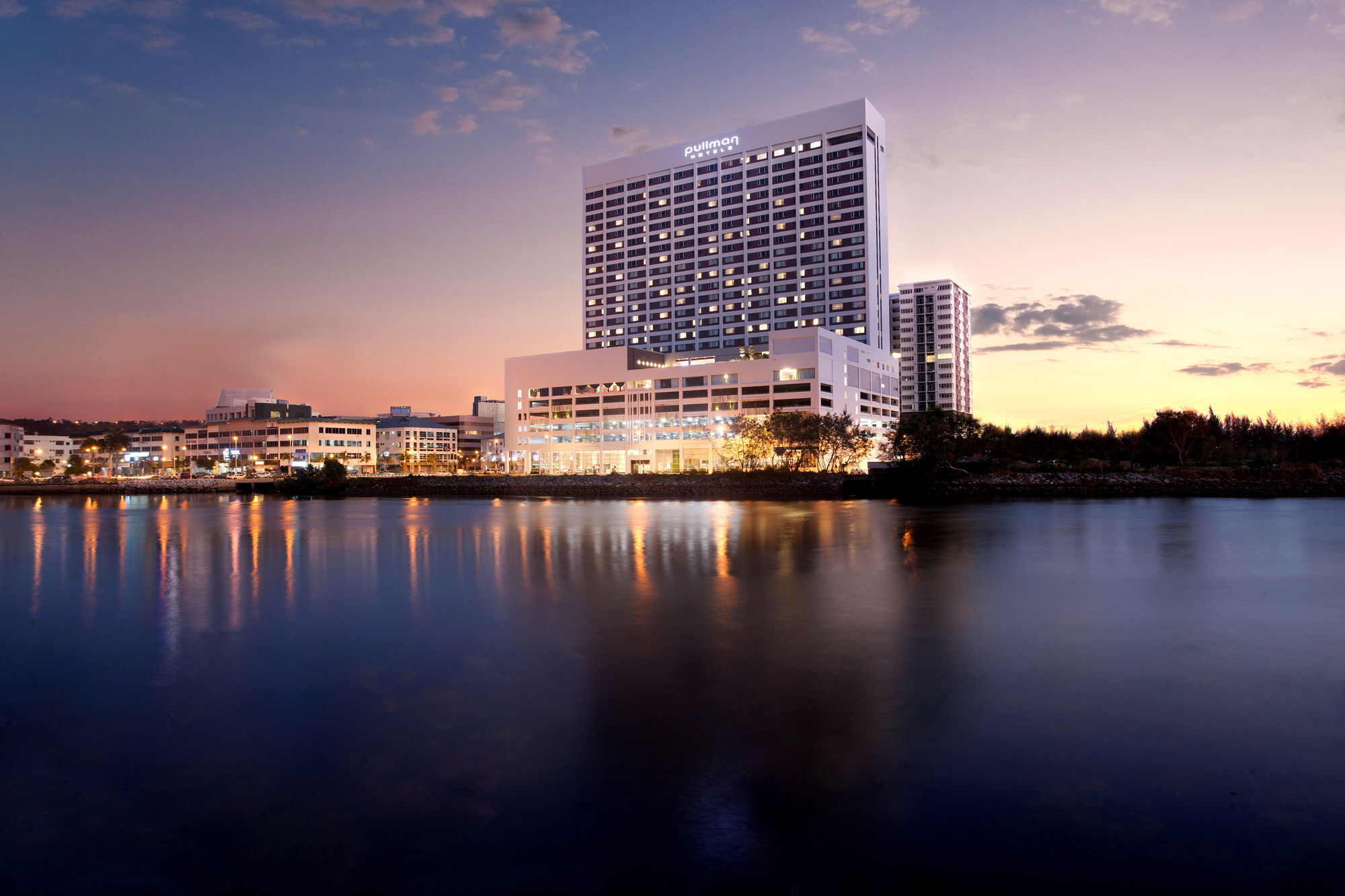 Pullman Miri Waterfront Hotell Exteriör bild The Royal Thai Navy Hospital