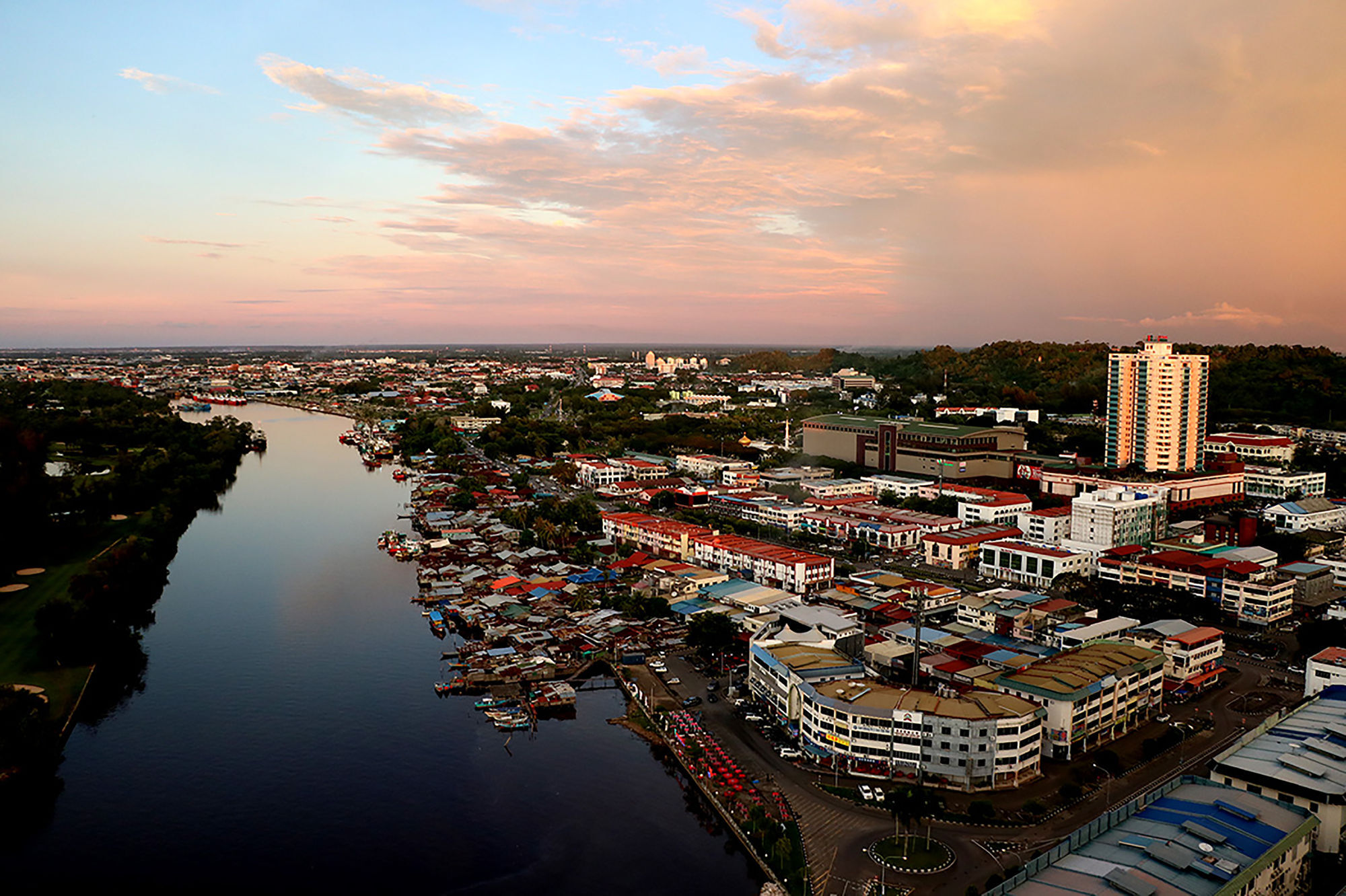 Pullman Miri Waterfront Hotell Exteriör bild Aerial view of La Paz
