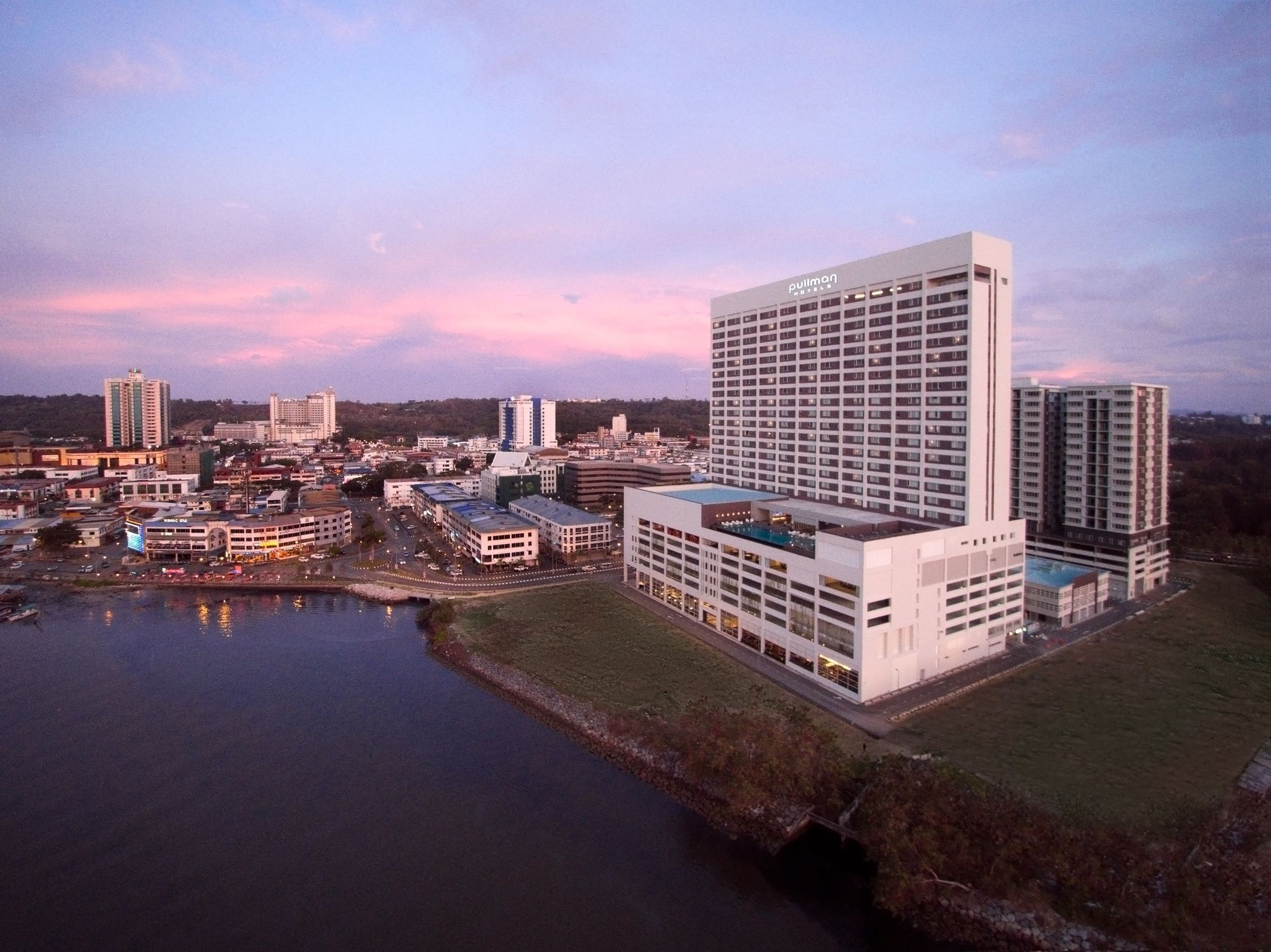 Pullman Miri Waterfront Hotell Exteriör bild The Riverfront