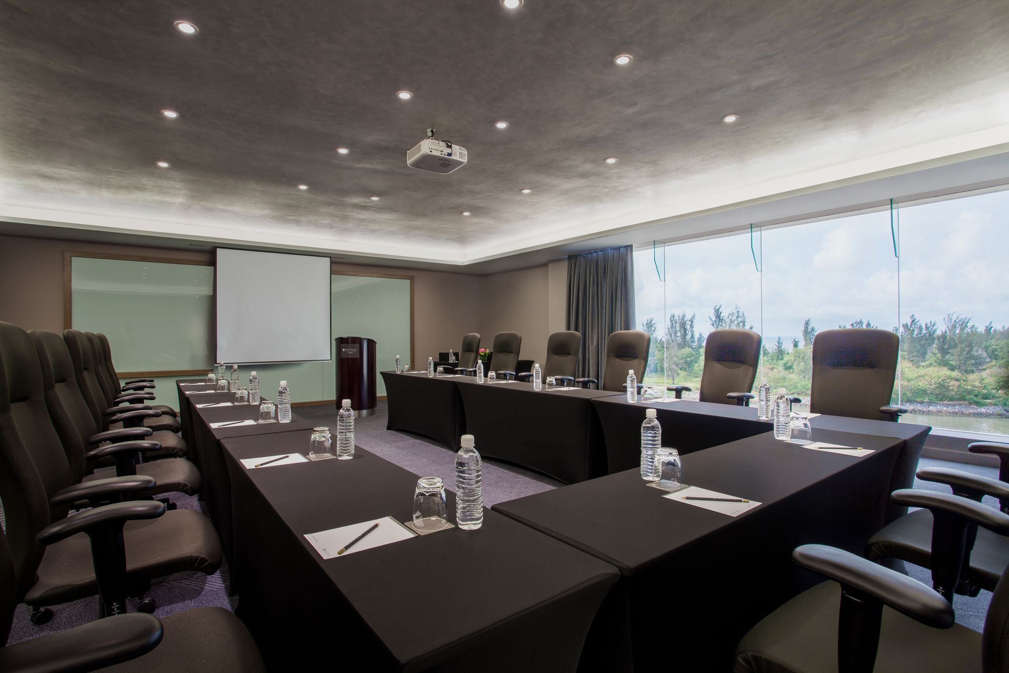 Pullman Miri Waterfront Hotell Exteriör bild Meeting room
