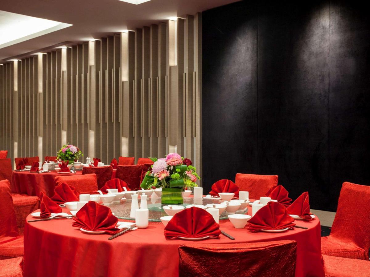 Pullman Miri Waterfront Hotell Exteriör bild A banquet hall in a hotel